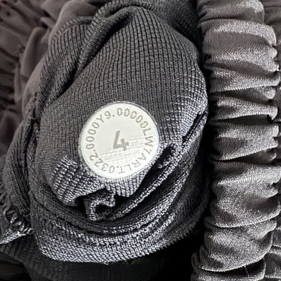 Lululemon Hotty Hot Short II *Long 4" in Black - Picture 3 of 3